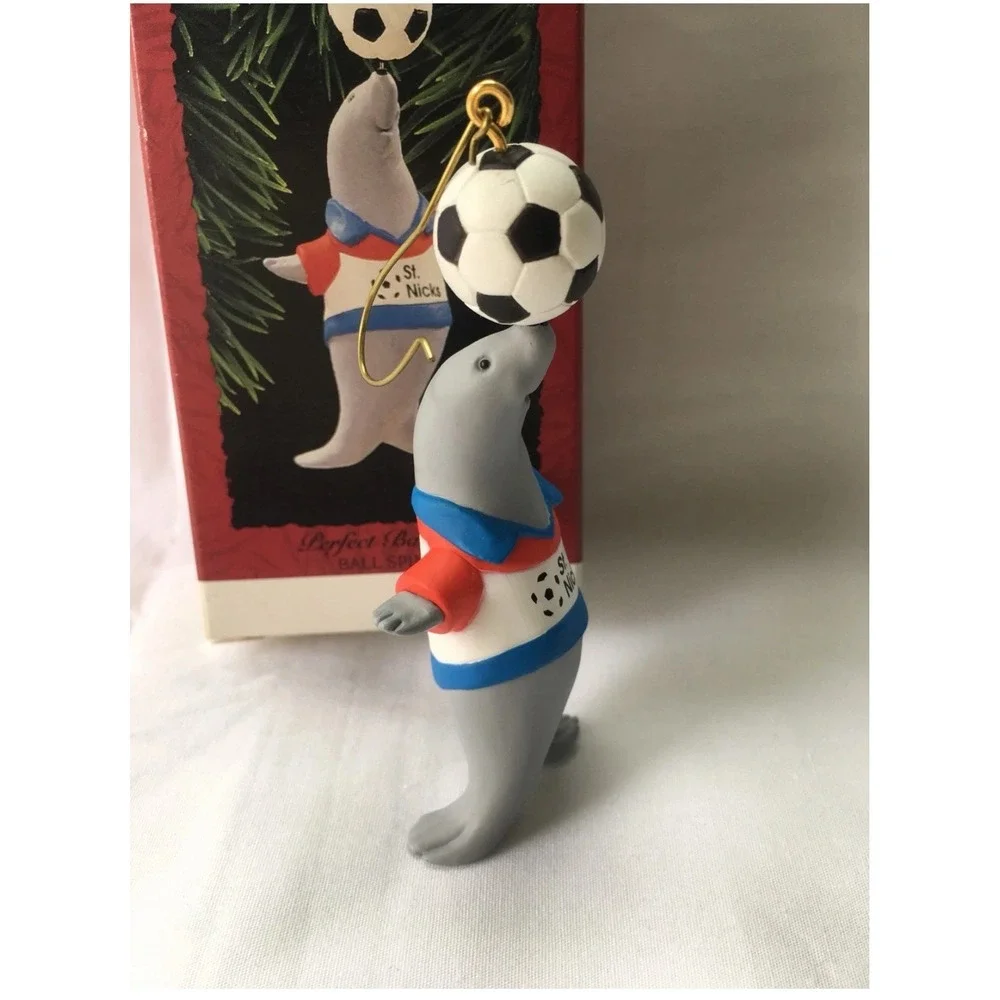 1995 Hallmark PERFECT BALANCE Ornament SEAL SOCCER BALL‎ SPINS